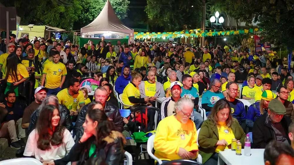 Multidão de mais de 1.500 pessoas na Festa dos Apaixonados por Foz, em frente à sede da Loumar